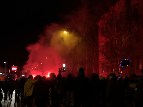 Das Abbrennen von Pyrotechnik ist auf Demonstrationen verboten.