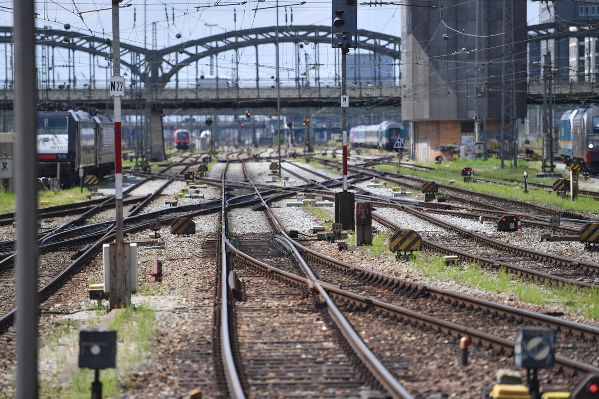 Einfahrender ICE Zug,Intercity Express in den Hauptbahnhof Muenchen,DB,Die Bahn, am 29.07.2020. OEPNV,oeffentlicher Personenverkehr, Fernverkehr, *** Entering ICE train,Intercity Express to Munich mai ...