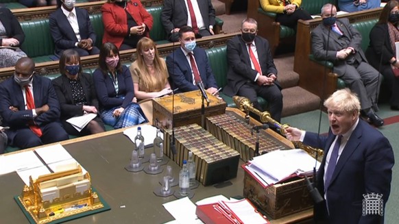 Angegriffen: Boris Johnson im britischen Unterhaus, links von ihm Abgeordnete der oppositionellen Labour Party.