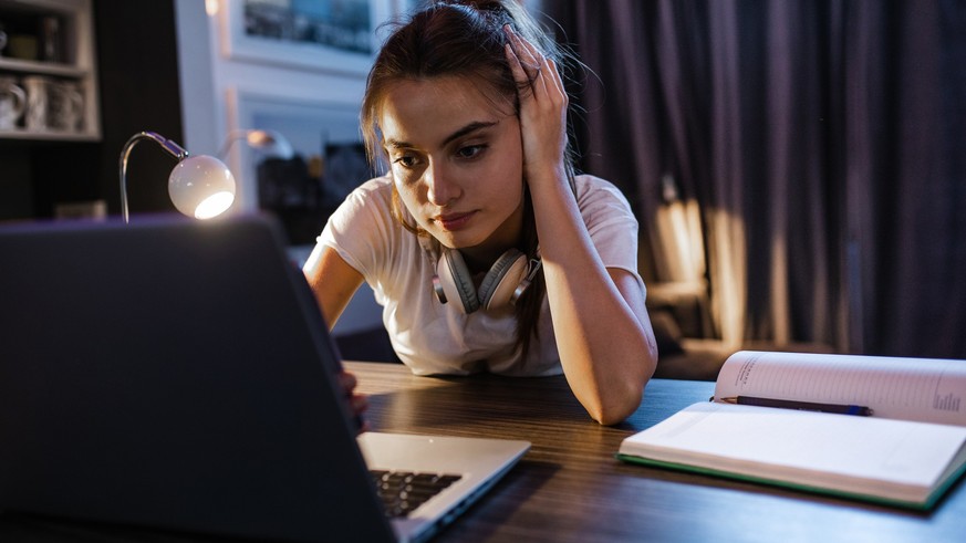 Die Jugend hat Social Media im Alltag fest verankert. Ihr Vertrauen in die Plattformen steigt, während die Sicherheitslage auf einem neuen Tiefstand ist.