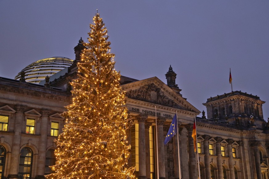 09.12.2021, Berlin, Deutschland - Foto: Weihnachtsbaum vor dem Reichstag in Berlin. *** 09 12 2021, Berlin, Germany Photo Christmas tree in front of the Reichstag in Berlin