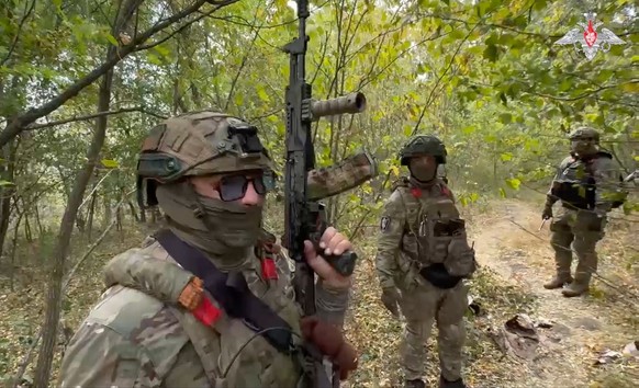 23.09.2024, Russland, Region Kursk: Auf diesem Foto aus einem vom russischen Verteidigungsministerium via AP veröffentlichten Video patrouillieren russische Soldaten auf einem Weg im russisch-ukrainis ...