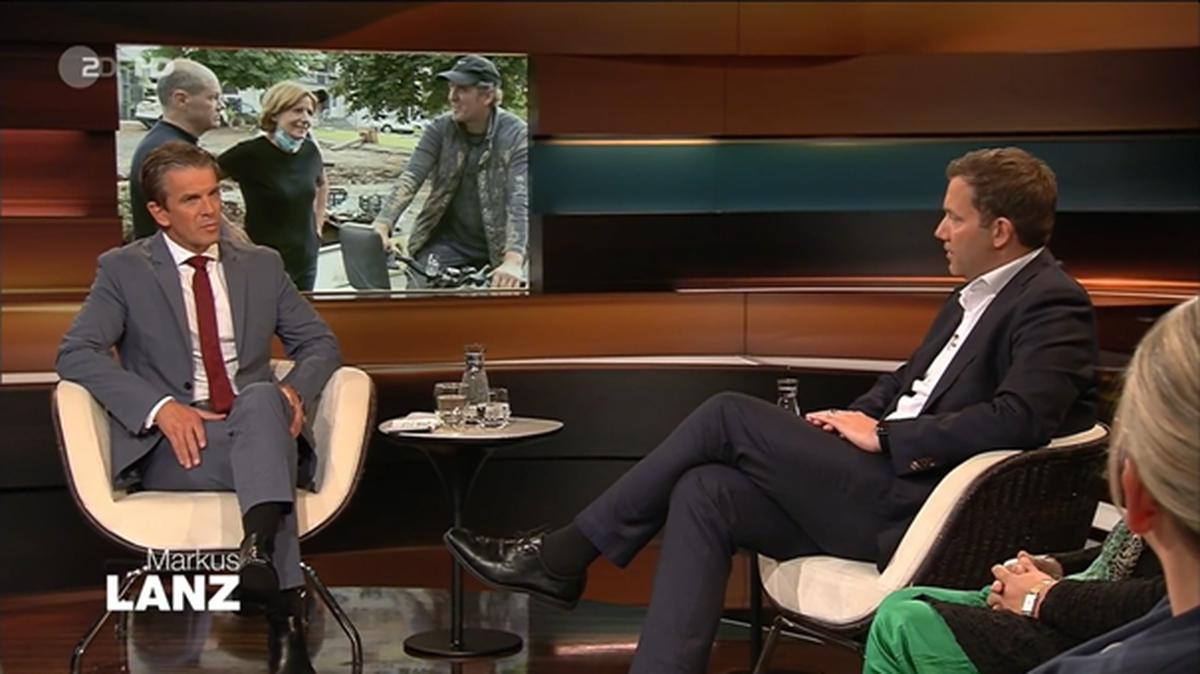 Markus Lanz (l.) spricht mit Lars Klingbeil über die Flutkatastrophe in Deutschland.
