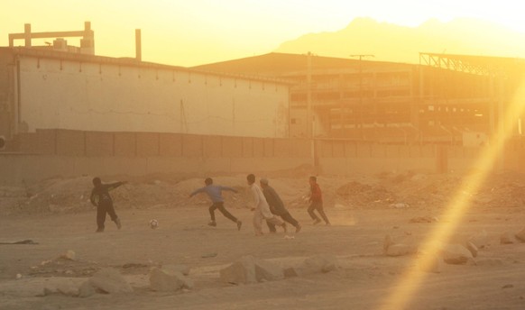 Bildnummer: 58601377 Datum: 17.10.2012 Copyright: imago/Xinhua
(121017) -- KABUL, Oct. 17, 2012 (Xinhua) -- Afghan children play football during sunset in Kabul, Afghanistan, on Oct. 17, 2012. (Xinhua ...