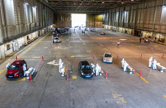 25.06.2020, Nordrhein-Westfalen, Gütersloh: Angehörige der Bundeswehr nehmen in einem stillgelegtem Hubschrauber Hangar Corona-Abstriche bei der Bevölkerung durch. Anwohner aus dem Kreis Gütersloh kön ...