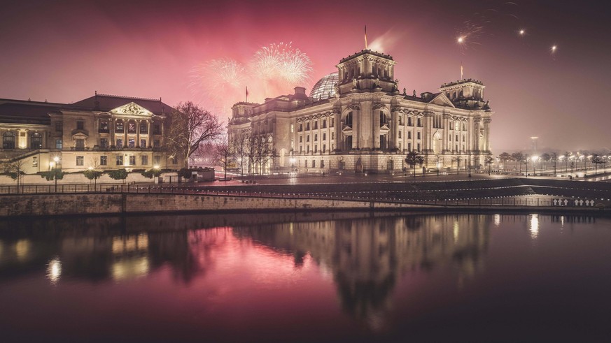 Reichstagsufer mit Feuerwerk zu Silvester, Berlin, Deutschland, Europa *** Reichstag bank with fireworks on New Years Eve, Berlin, Germany, Europe Copyright: imageBROKER/RonnyxBehnert ibxrbe04540757.j ...