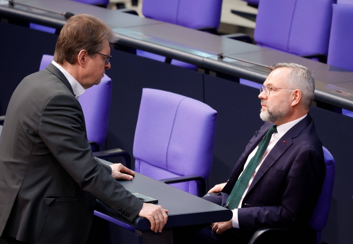 Dr. Ralf Stegner, Michael Roth, SPD, Deutschland, Berlin, Deutscher Bundestag, 150. Sitzung, Generaldebatte *** Dr. Ralf Stegner, Michael Roth, SPD, Germany, Berlin, German Bundestag, 150th session, g ...