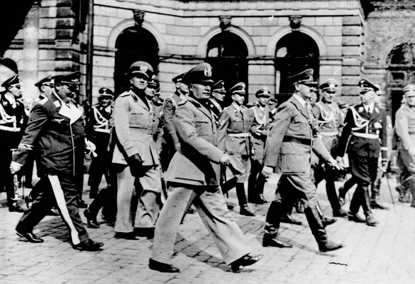 Er hat die faschistische Symbolik perfektioniert: Benito Mussolini (Mitte).