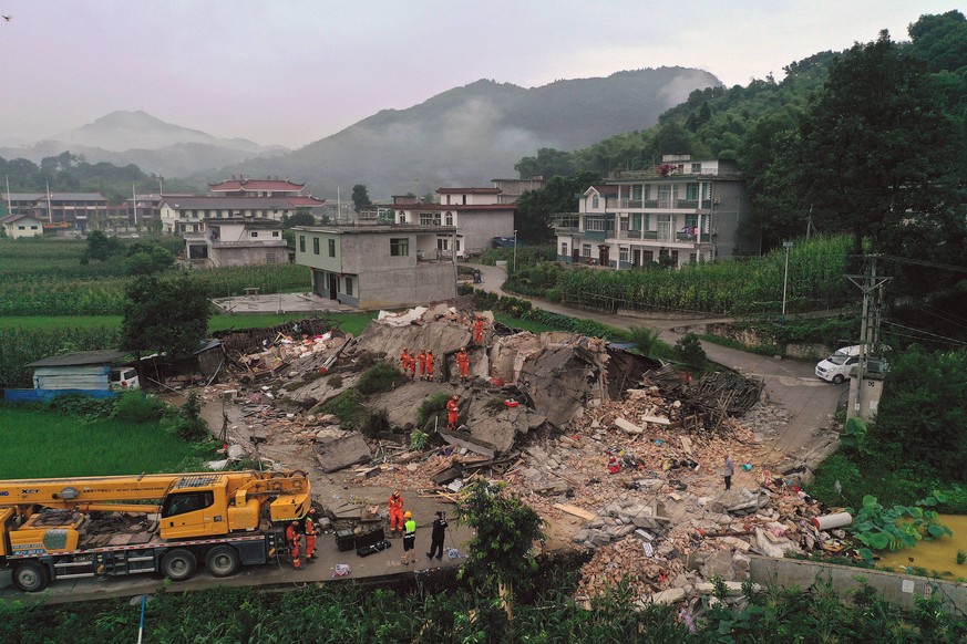 (190618) -- CHANGNING, June 18, 2019 (Xinhua) -- Rescuers search for trapped people in Shuanghe Town in Changning County of Yibin City, southwest China s Sichuan Province, June 18, 2019. Eleven people ...