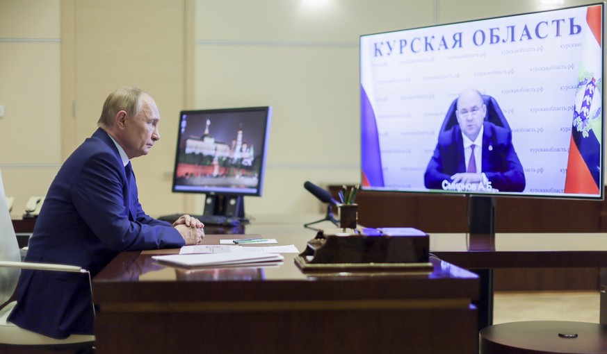 08.08.2024, Russland, Moskau: Dieses von der staatlichen russischen Nachrichtenagentur Sputnik via AP veröffentlichte Foto zeigt Wladimir Putin (l), Präsident von Russland, der dem amtierenden Gouvern ...