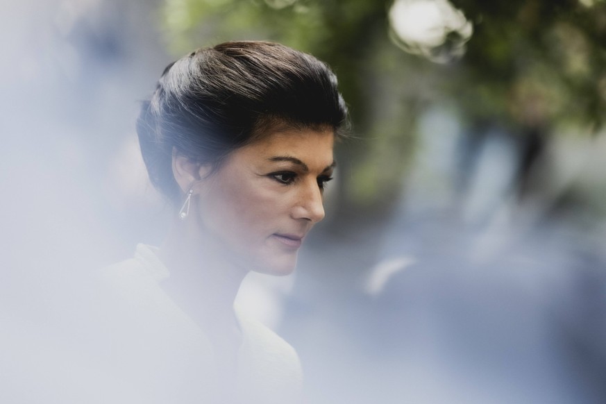 Sahra Wagenknecht, MdB, spricht zu den Medien nach einer Pressekonferenz zur Gruendung des Vereins Buendnis Sahra Wagenknecht - Fuer Vernunft und Gerechtigkeit zur Vorbereitung einer neuen Partei. Ber ...