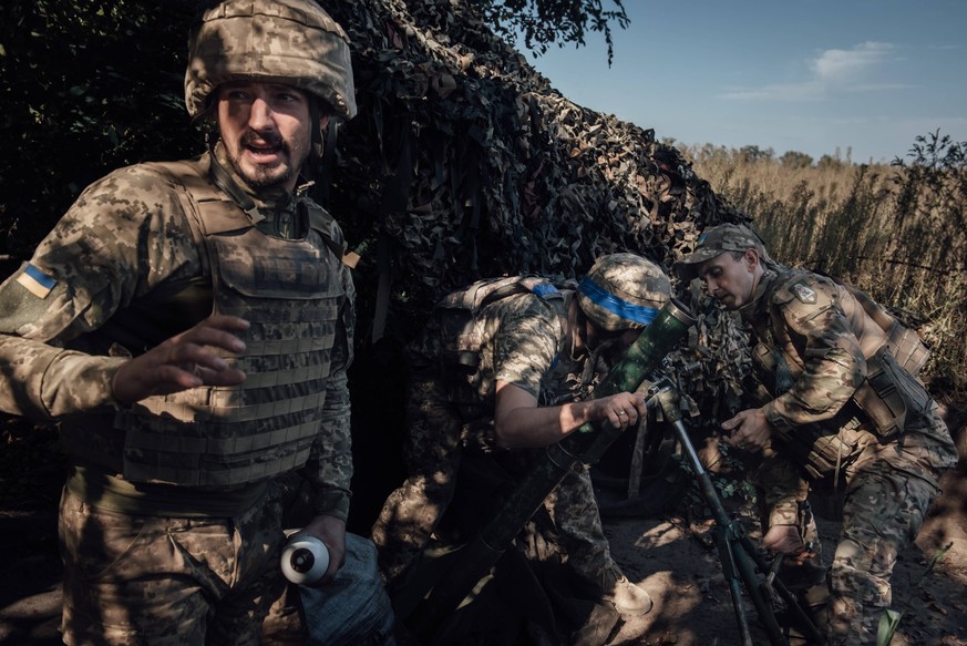 - Fighting in Ukraine - 21/09/2023 - Ukraine / Bakhmut - Soldiers from the 28th Brigade prepare to fire mortars. Bakhmut Front, September 21, 2023. PUBLICATIONxNOTxINxFRAxRUS AdrienxVautierx/xLexPicto ...