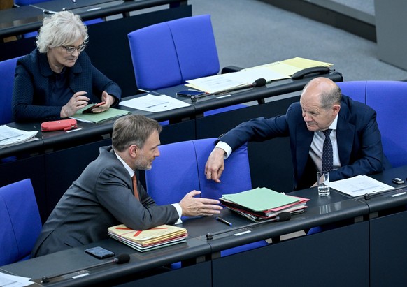 Bundesfinanzminister Christian Lindner mit Kanzler Olaf Scholz vor der Abstimmung im Bundestag. 