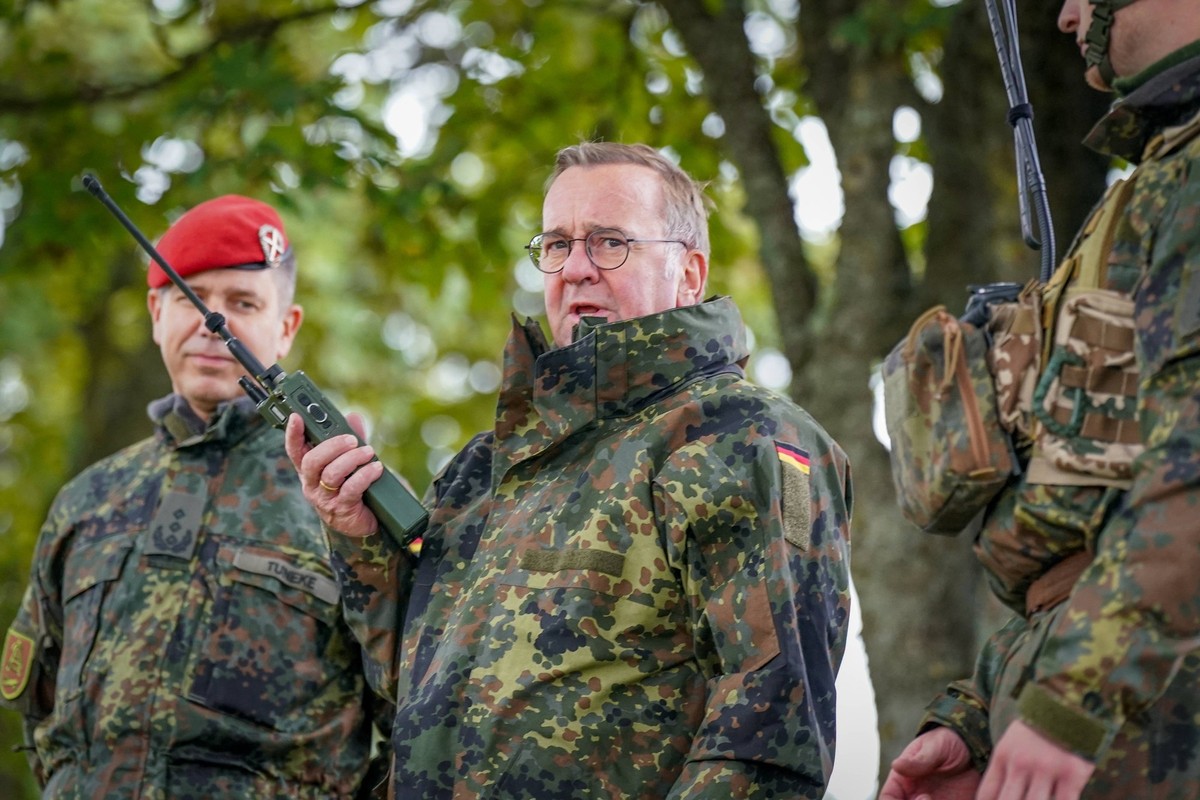 Deutschland, Europa, Boris Pistorius, Verteidigungsminister, SPD, Bundeswehr, Sicherheitspolitik, Verteidigung, NATO, Truppenbesuch, militärische Übung, Bundeswehruniform, Politik, Sicherheit, Militär ...