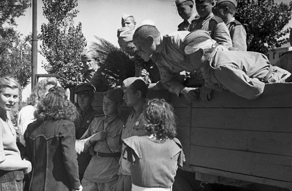 Great Patriotic War of 1941-45 611221 26.08.1943 Great Patriotic War of 1941-45. Stepnoy Front. Residents of liberated Kharkov converse with Soviet Army soldiers, 1943. Israel / Sputnik Kharkov Ukrain ...