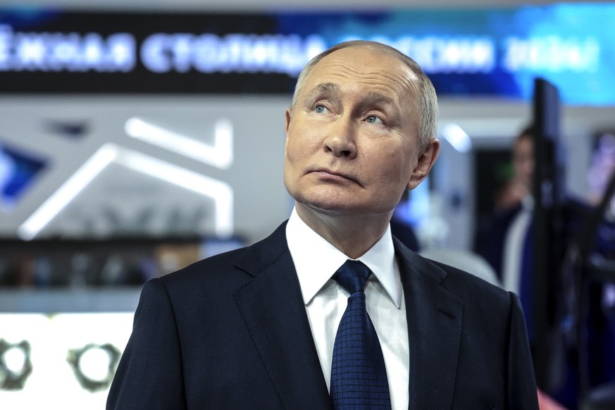 17.12.2023, Russland, Moskau: Auf diesem von der staatlichen Nachrichtenagentur Sputnik via AP veröffentlichten Foto besucht Wladimir Putin, Präsident von Russland, die internationale Ausstellung und  ...