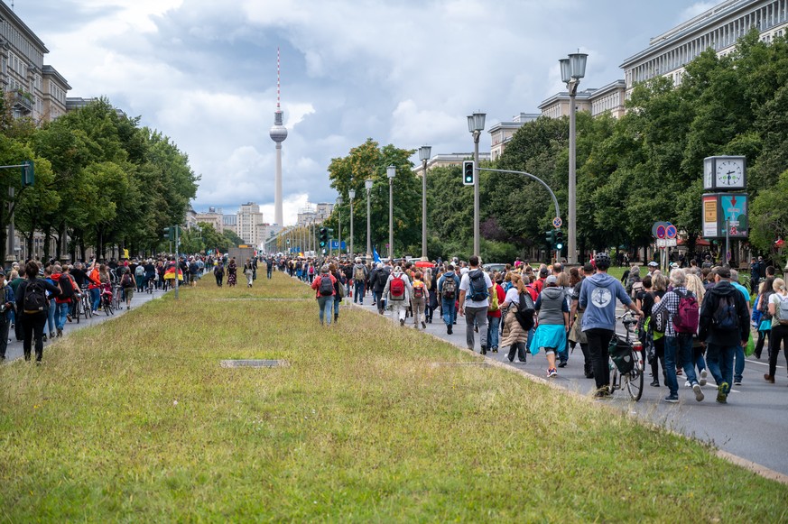 29.08.2021, Berlin: Teilnehmer einer Demonstration gegen die Corona-Politik der Bundesrepublik gehen