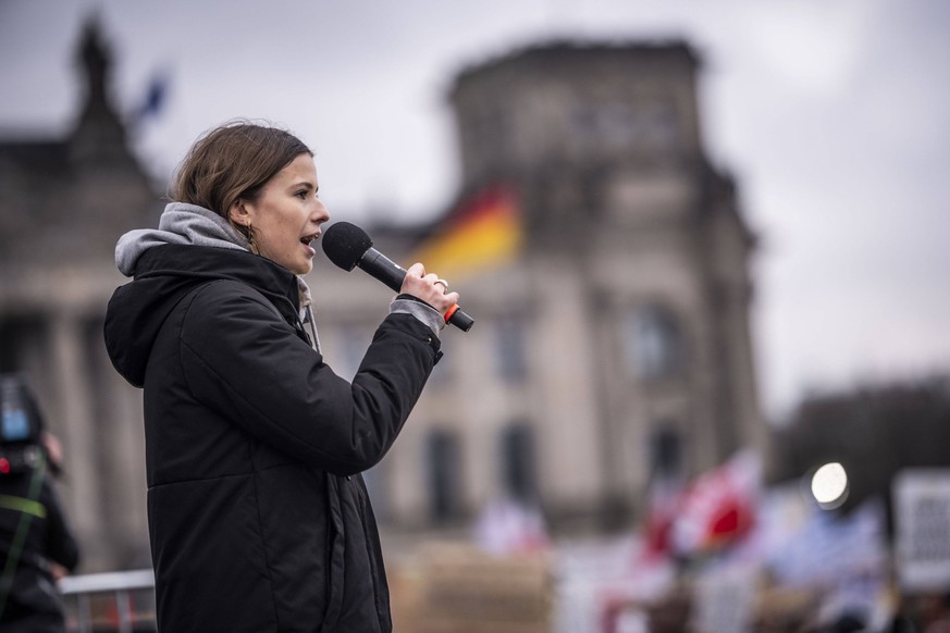 150.000 Menschen versammeln sich um den Bundestag in Berlin um eine menschliche Mauer gegen den Rechtsruck in der Gesellschaft zu ziehen. öÄÃWir sind die BrandmaueröÄu riefen Demonstrierende aus unter ...