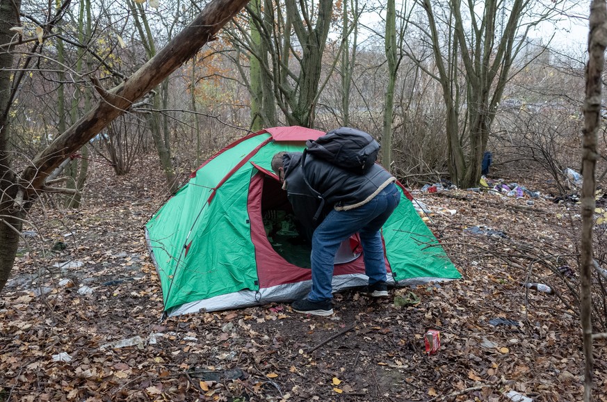 Hier drinnen liegt das Wichtigste, um durch den Winter zu kommen:&nbsp;Isomatte, Schlafsack und ein Rucksack mit Kleidung.