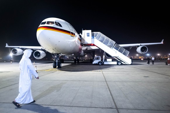 15.08.2023, Vereinigte Arabische Emirate, Abu Dhabi: Der Regierungs-Airbus A340 steht am Flughafen Abu Dhabi. Wegen eines Problems beim Einfahren der Landeklappen des Airbus A340-30 kehrt die Maschine ...