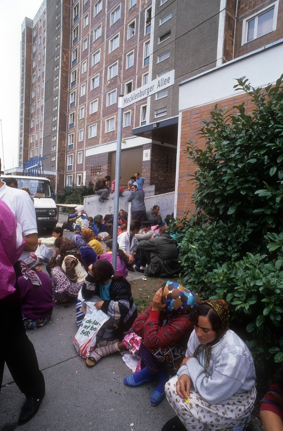 Reportage Ausschreitungen Rostock Lichtenhagen 1992, auf dem Gehweg ausharrende Flüchtlinge

Reportage Riots Rostock Lichtenhagen 1992 on the Sidewalk Refugees