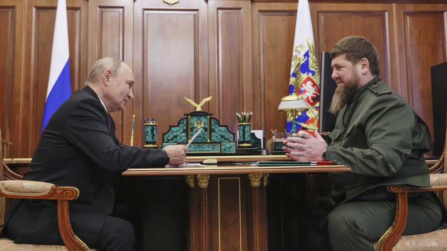 HANDOUT - 28.09.2023, Russland, Moskau: Auf diesem von der staatlichen Nachrichtenagentur Sputnik via AP veröffentlichen Foto trifft sich Wladimir Putin (l), Präsident von Russland, mit Ramsan Kadyrow ...