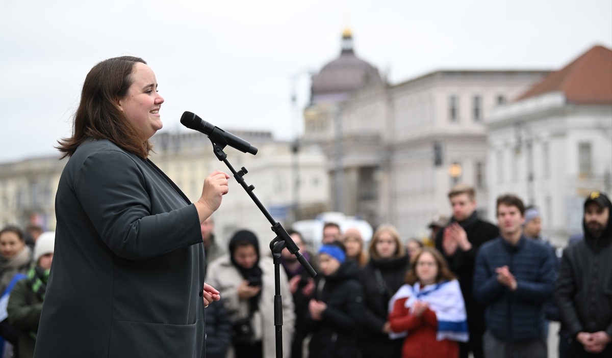 17.11.2023, Berlin: Ricarda Lang, Bundesvorsitzende von Bündnis 90/Die Grünen spricht bei der Kundgebung &quot;Fridays for Israel&quot;. Die Kundgebung plädiert für das Existenzrecht Israels, die Sich ...