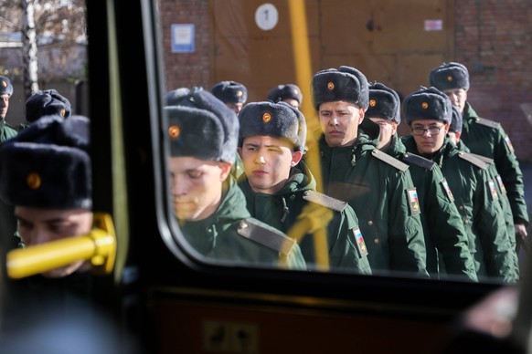 RUSSIA, NOVOSIBIRSK REGION - OCTOBER 19, 2023: Conscripts get on a bus at a recruiting station in the town of Ob before departing for military service with the Russian Army. Kirill Kukhmar/TASS PUBLIC ...