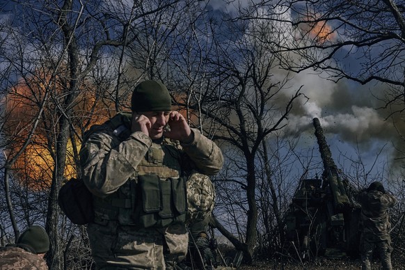 05.03.2023, Ukraine, Bachmut: Ukrainische Soldaten feuern eine Panzerhaubitze auf russische Stellungen in der Nähe von Bachmut. Foto: LIBKOS/AP/dpa +++ dpa-Bildfunk +++