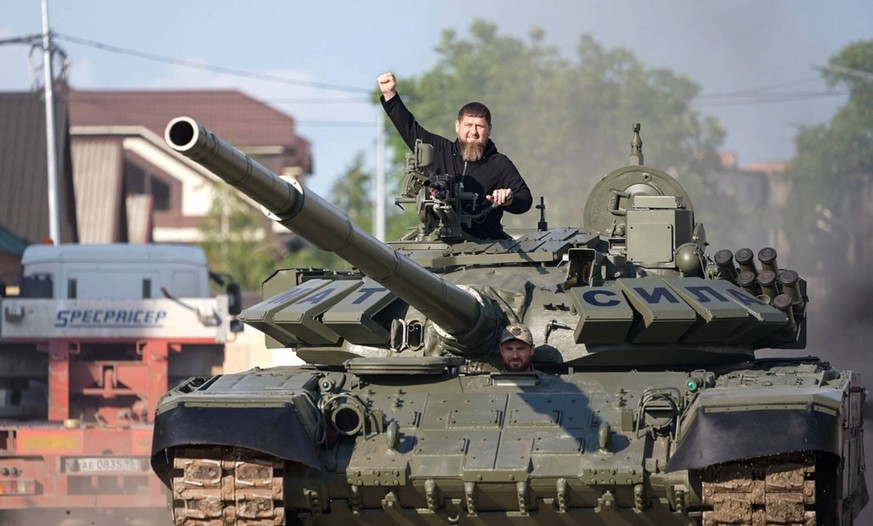 News Themen der Woche KW20 News Bilder des Tages RUSSIA, GROZNY - MAY 17, 2023: Head of Chechnya Ramzan Kadyrov takes a ride on an upgraded T-72 tank. Video screen grab. Best quality available. Head o ...