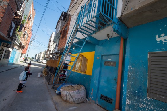 14.04.2023, Argentinien, Buenos Aires: Kinder machen sich auf die Schule bereit im Viertel «Los Piletones». In Argentinien is die jährliche Inflationsrate auf 104,3 Prozent gestiegen. Vor allem die Ko ...