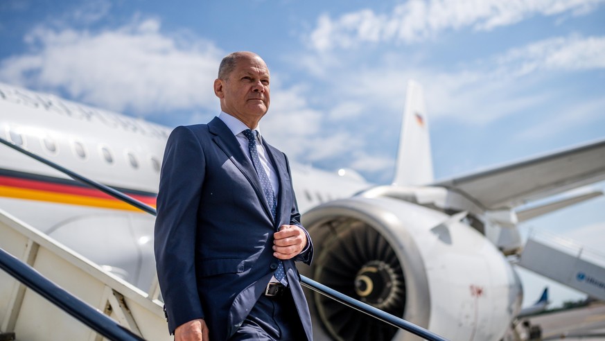 Bundeskanzler Olaf Scholz (SPD), steigt am Flughafen in Vilnius aus einem Flugzeug der Flugbereitschaft der Luftwaffe. Scholz wird in der litauischen Hauptstadt Vilnius Staats- und Regierungschefs der ...