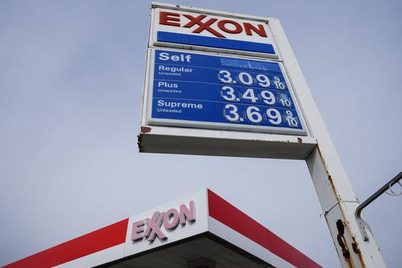 ARCHIV - 28.04.2021, USA, Philadelphia: Die Preise f�r verschiedene Treibstoffe sind auf einer Anzeigetafel einer Exxon-Tankstelle in Philadelphia zu sehen. Der von der US-Regierung im M�rz angek�ndig ...