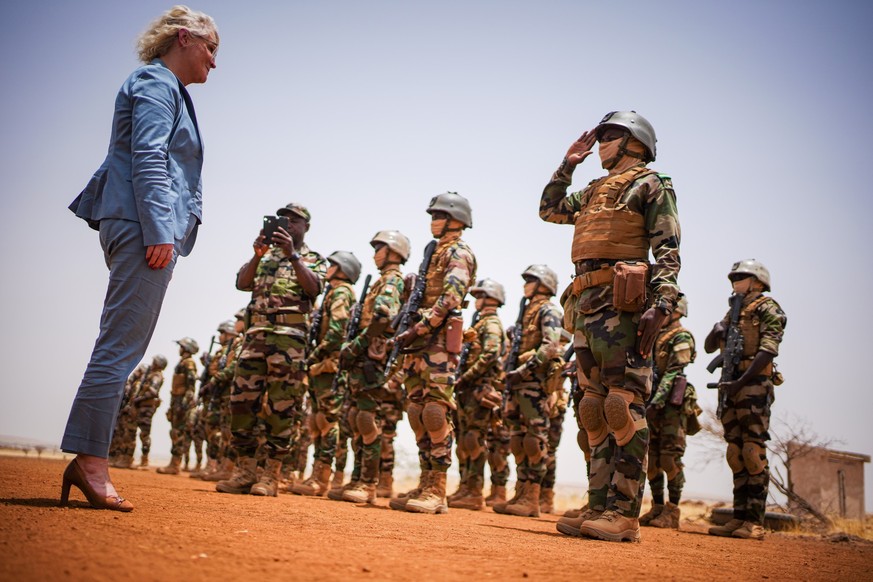 ARCHIV - 10.04.2022, Niger, Tillia: Christine Lambrecht (SPD), Bundesministerin der Verteidigung, wird mit militärischen Ehren in Tillia begrüßt. Die Bundeswehr ist in Niger an der UN-Mission Minusma  ...