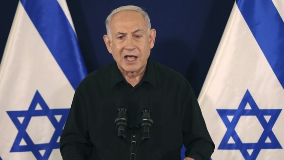 28.10.2023, Israel, Tel Aviv: Benjamin Netanjahu, Ministerpräsident von Israel, spricht während einer Pressekonferenz in der Militärbasis Kirya. Foto: Abir Sultan/Pool European Pressphoto Agency/AP ++ ...