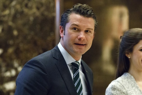 ARCHIV - 15.12.2016, USA, New York: Pete Hegseth geht zu einem Aufzug für ein Treffen mit dem designierten US-Präsidenten Donald Trump im Trump Tower. Foto: Evan Vucci/AP/dpa +++ dpa-Bildfunk +++