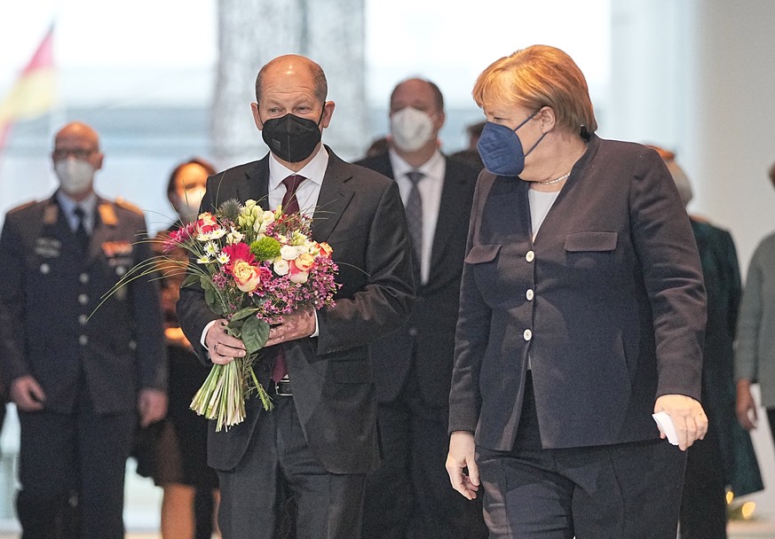 08.12.2021, Berlin: Angela Merkel und Olaf Scholz (M) kommen zur Amts