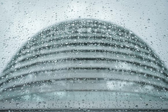 09.09.2024, Berlin: Die Reichstagskuppel ist zu Beginn der Haushaltswoche im Bundestag hinter Regentropfen zu sehen. Foto: Kay Nietfeld/dpa +++ dpa-Bildfunk +++