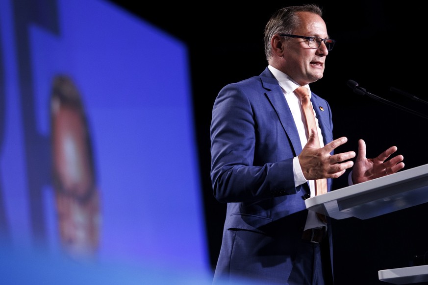 28.07.2023, Sachsen-Anhalt, Magdeburg: Tino Chrupalla, AfD-Bundesvorsitzender und Fraktionsvorsitzender der AfD, ist während seiner Rede auf einem Display hinter ihm zu sehen bei der Abendveranstaltun ...