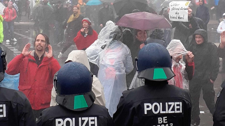 Die Wasserwerfer kühlen die Stimmung auf der Querdenker-Demo nicht ab – im Gegenteil.