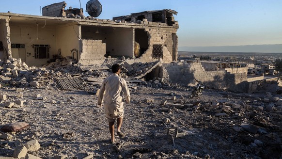 Ein Mann in den Trümmern der syrischen Stadt Idib.&nbsp;