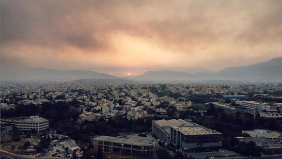 Dieses Foto vom Rauch über Athen nahm Demi (30) mit einer Drohne auf.