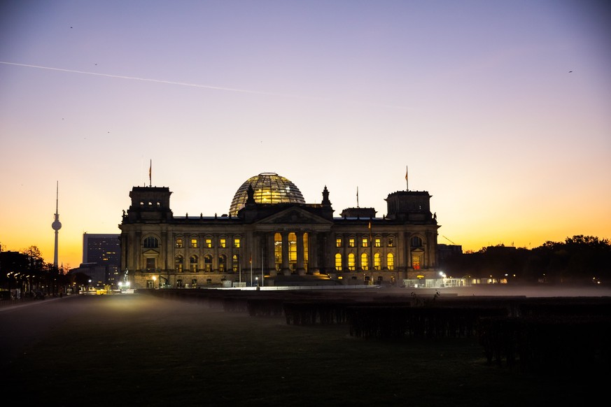 26.10.2022, Berlin: Das Reichstagsgebäude in der Morgendämmerung. Foto: Christoph Soeder/dpa +++ dpa-Bildfunk +++