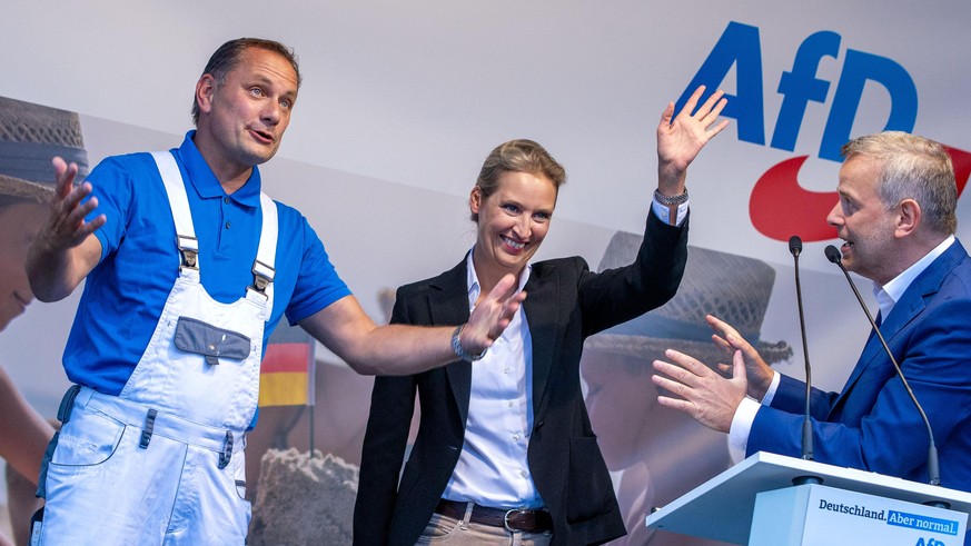 Alice Weidel und Tino Chrupalla (l), die AfD-Spitzenkandidaten für die Bundestagswahl, und Leif-Erik Holm (r), Bundestagsabgeordneter und Spitzenkandidat in Mecklenburg-Vorpommern, stehen zum Auftakt  ...