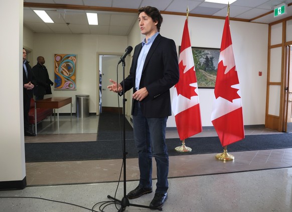 12.02.2023, Kanada, Ottawa: Justin Trudeau, Premierminister von Kanada, spricht in Ottawa zu den Medien, bevor er einen Flug in den Yukon antritt, nachdem er den Abschuss eines nicht identifizierten O ...