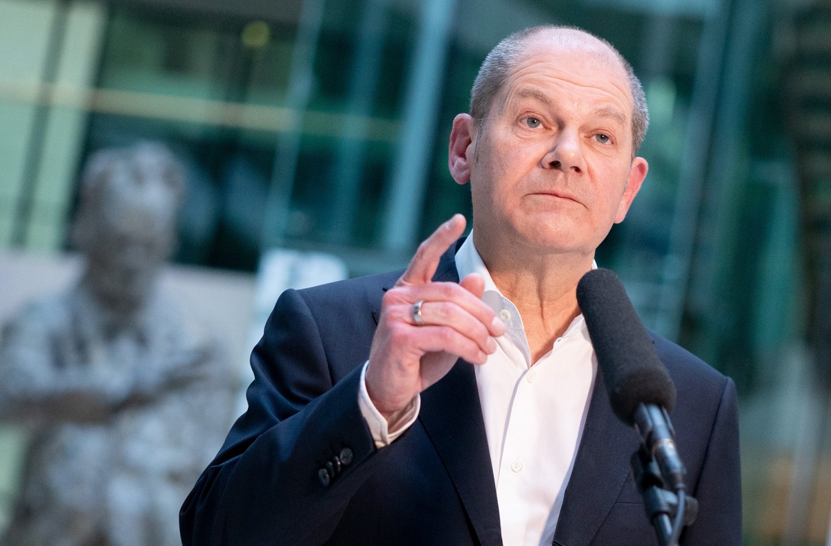 01.03.2021, Berlin: Olaf Scholz (SPD), Bundesminister der Finanzen und SPD-Kanzlerkandidat, spricht bei einem Pressestatement vor der Statue des ehemaligen Bundeskanzlers Willy Brandt in der SPD-Parte ...