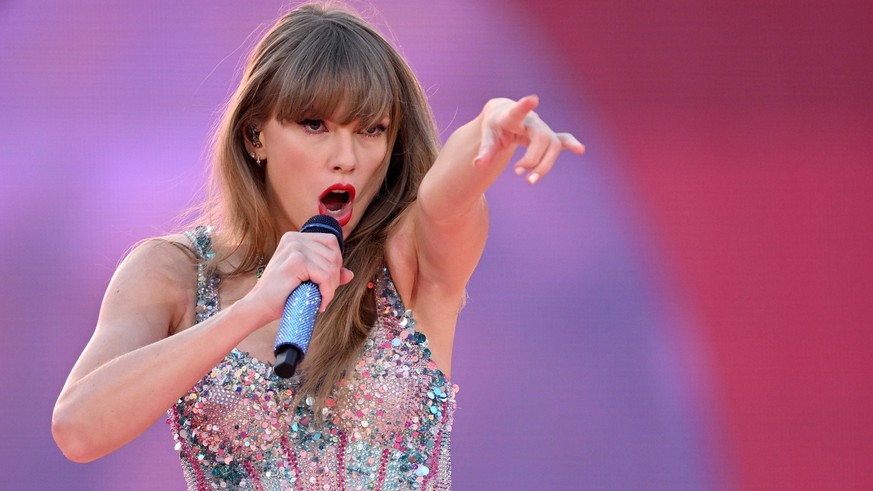 TAYLOR SWIFT MELBOURNE, American singer songwriter Taylor Swift performing during the first night of the The Eras Tour in Australia at the Melbourne Cricket Ground, Melbourne, Friday, February 16, 202 ...