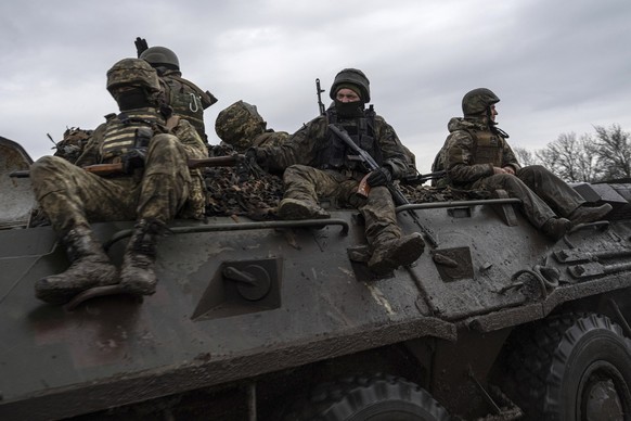 ARCHIV - 09.04.2023, Ukraine, Wuhledar: Ukrainische Soldaten fahren mit einem Schützenpanzer in Richtung Frontlinie. (zu dpa: «Ukrainische Armee bestätigt Verlust von Wuhledar») Foto: Evgeniy Maloletk ...