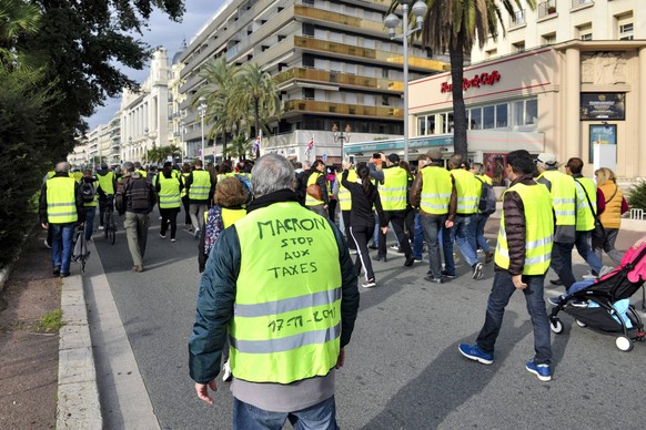 Frankreich, Landesweite Proteste gegen steigende Steuern auf Benzin und Diesel Gilets jaunes manifestants a Nice NEWS : Gilets Jaunes - Nice - 17/11/2018 NorbertScanella/Panoramic PUBLICATIONxNOTxINxF ...