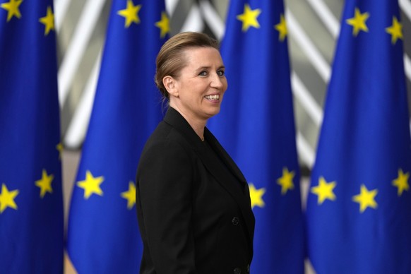 26.10.2023, Belgien, Brüssel: Mette Frederiksen, Ministerpräsidentin von Dänemark, trifft zu einem EU-Gipfel im Gebäude des Europäischen Rates ein. Die Staats- und Regierungschefs der Europäischen Uni ...